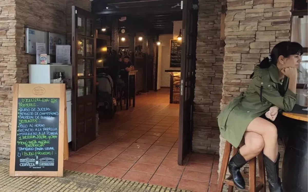 Canarias lidera los menús más baratos de España: comer en Las Palmas cuesta solo 13 euros. En la imagen, pizarra con el "menú del día" en un restaurante. / PALOMA PUENTE-EFE