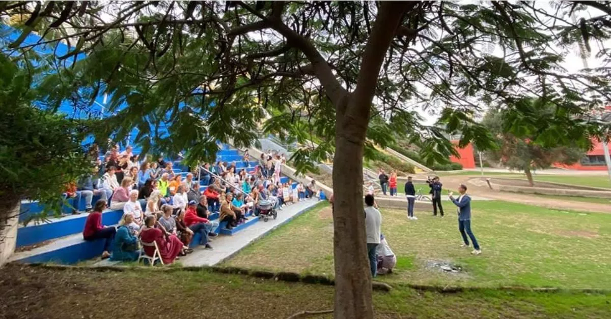 Asistentes a la Asamblea Ciudadana convocada por la Mesa del Árbol este miércoles para oponerse a la celebración del Carnaval en el parque del Estadio Insular. / AH