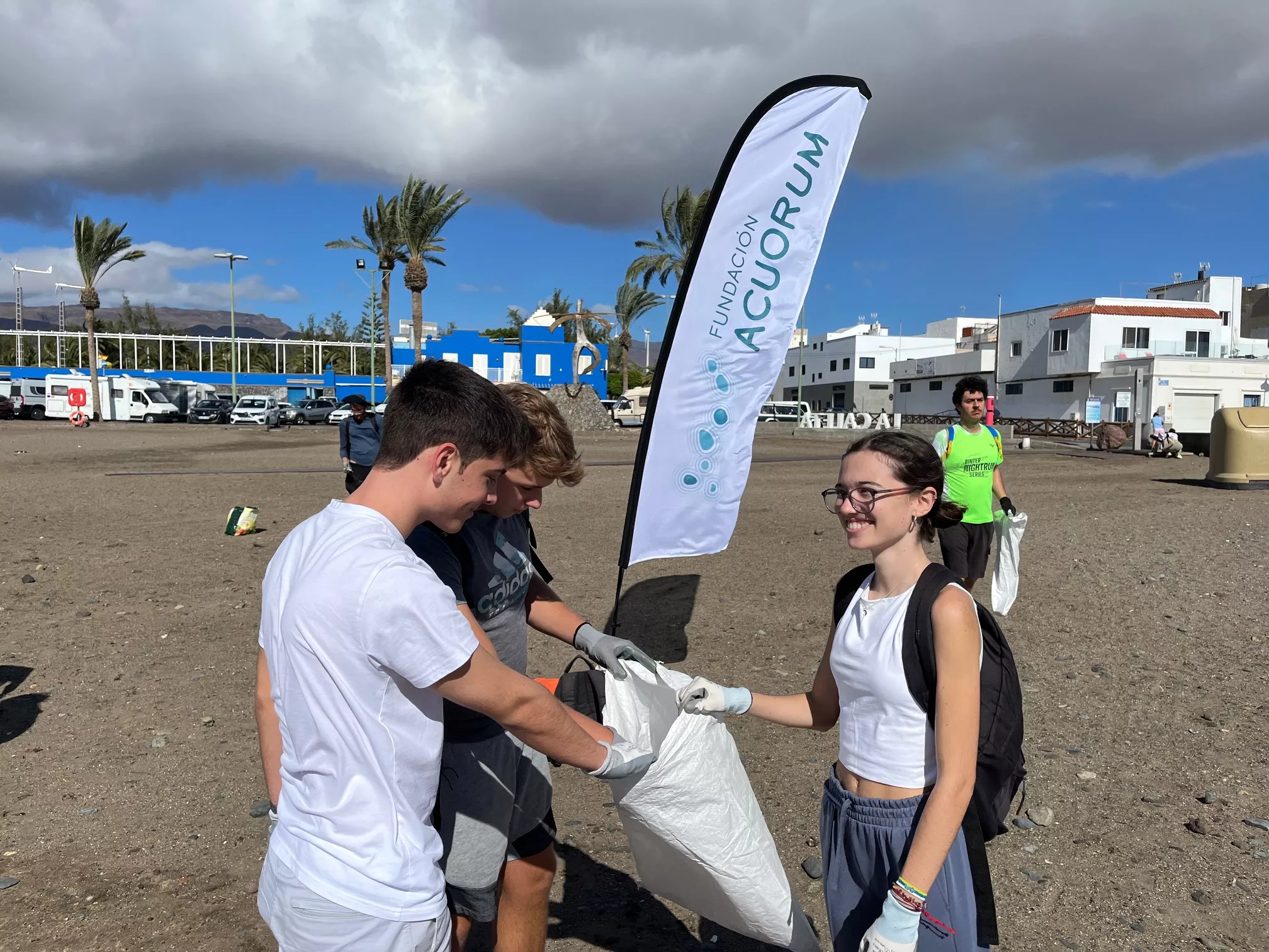 Imagen de la acción medioambiental organizada en el Castillo del Romeral por la Fundación de Acuorum y voluntarios de Canaragua, con la colaboración del Ayuntamiento de San Bartolomé de Tirajana. / AH