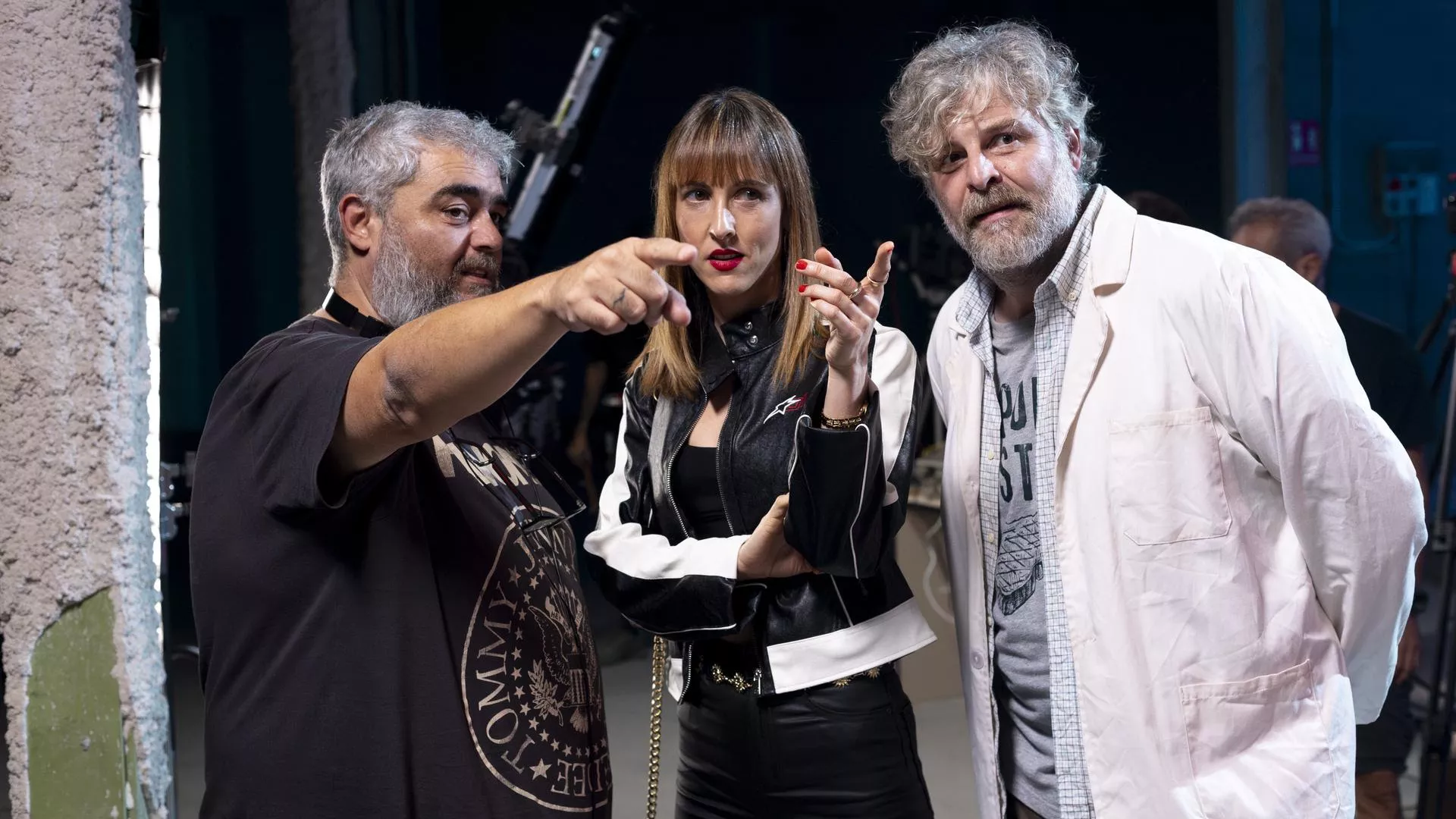 Alejandro Millán (i) da indicaciones a Saida Fuentes y Raúl Cimas. / CEDIDA