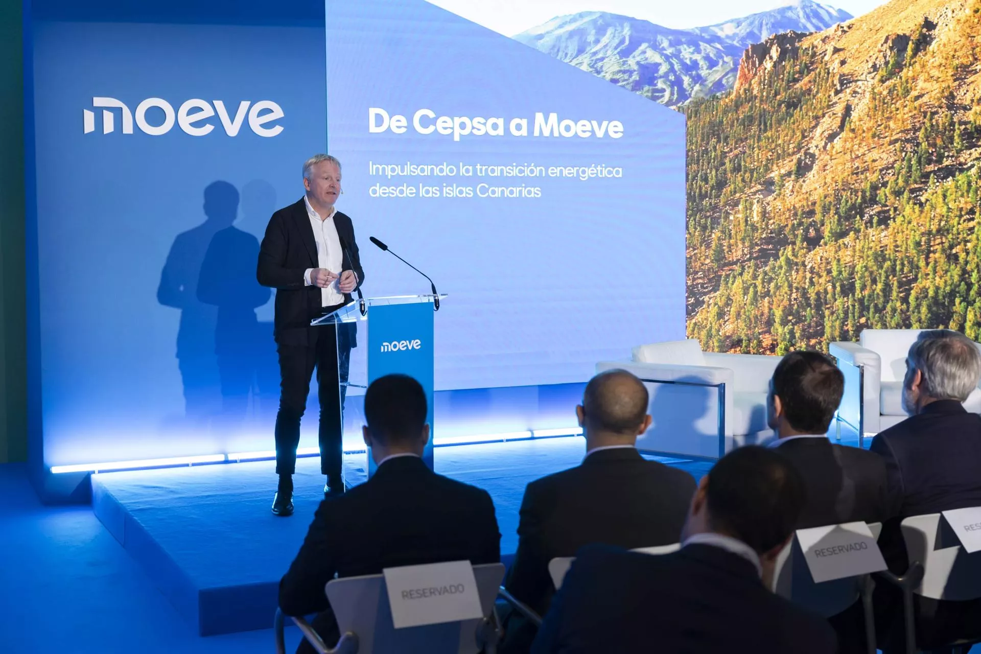 El consejero delegado de la petrolera Moeve, Maarten Vetselaar, ofreció este viernes una conferencia sobre la nueva etapa de la antigua Cepsa y sobre su contribución a la transición energética en Canarias. EFE/ Miguel Barreto