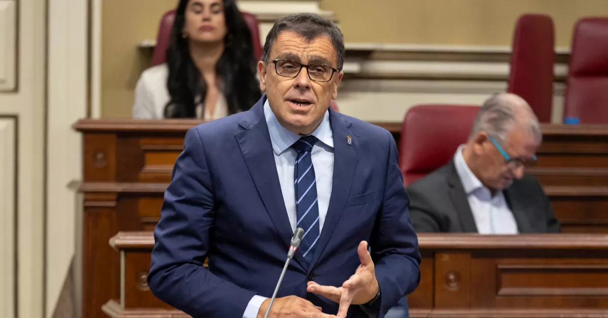 El consejero de Política Territorial, Cohesión Territorial y Aguas del Gobierno de Canarias, Manuel Miranda. / MIGUEL BARRETO-EFE