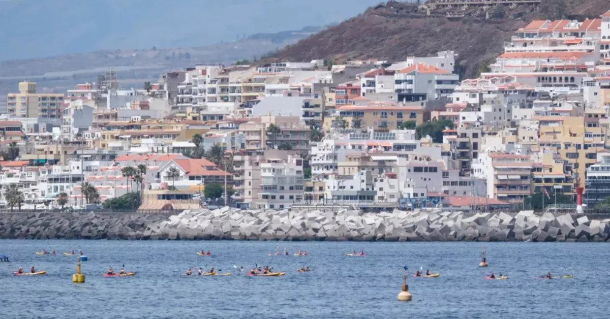 Una mujer, en estado crítico tras sufrir un ahogamiento en la playa de Los Cristianos. / EFE