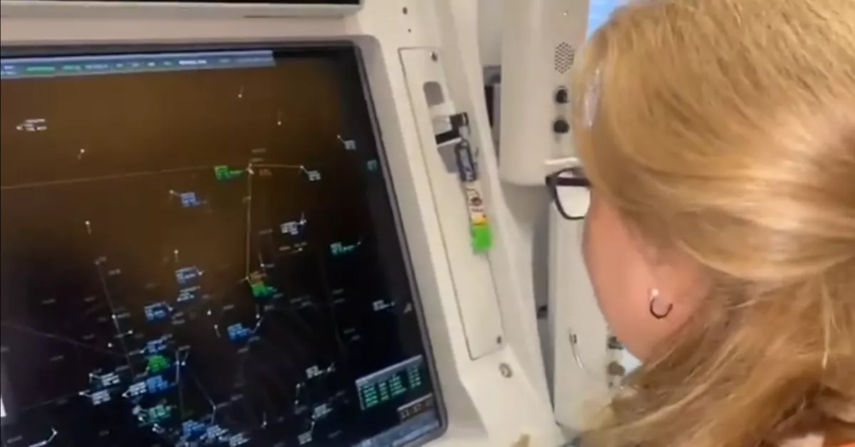 Imagen de la controladora aérea el día de su jubilación / X CONTROLADORES AÉREOS Imagen de la controladora aérea el día de su jubilación / X CONTROLADORES AÉREOS