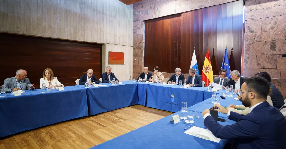El presidente de Canarias, Fernando Clavijo, y los representantes de los grupos parlamentarios durante la reunión del Pacto Migratorio de Canarias. / EFE