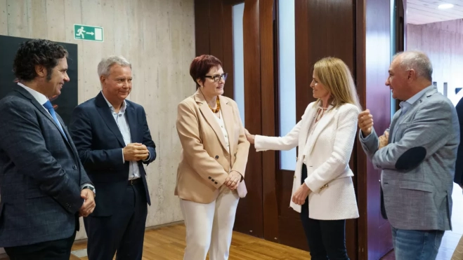 Representantes de los grupos parlamentarios durante la reunión del Pacto Migratorio de Canarias con la consejera de Infancia, Candelaria Delgado. EFE Representantes de los grupos parlamentarios durante la reunión del Pacto Migratorio de Canarias con la consejera de Infancia, Candelaria Delgado. EFE