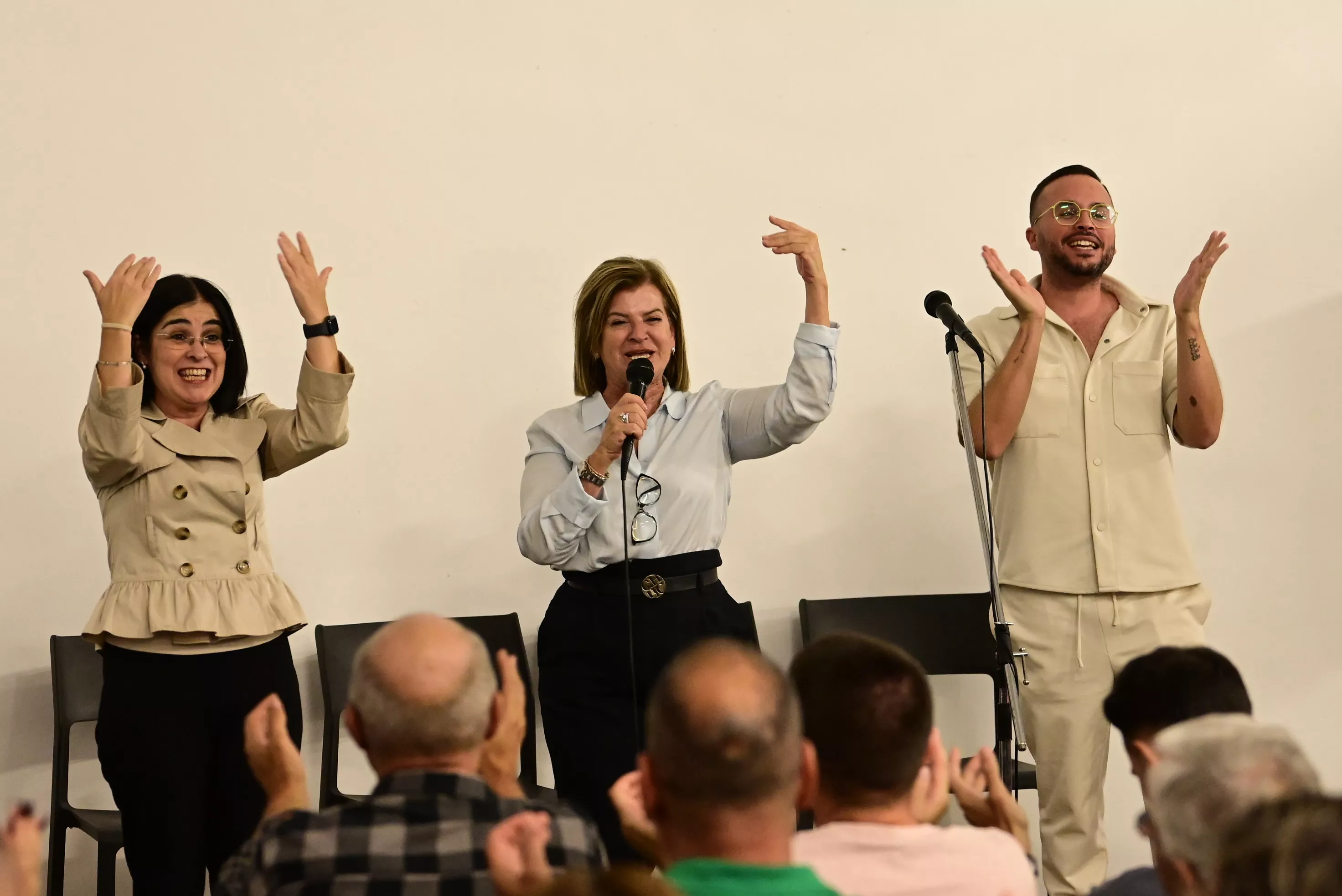 Las Palmas recula: los árboles del Insular se salvan y el Carnaval regresa a Santa Catalina. En la imagen, la alcaldesa, Carolina Darias, la concejala de Carnaval, Inmaculada Medina, y el director artístico de la fiesta, Josué Quevedo. / TONY HERNÁNDEZ