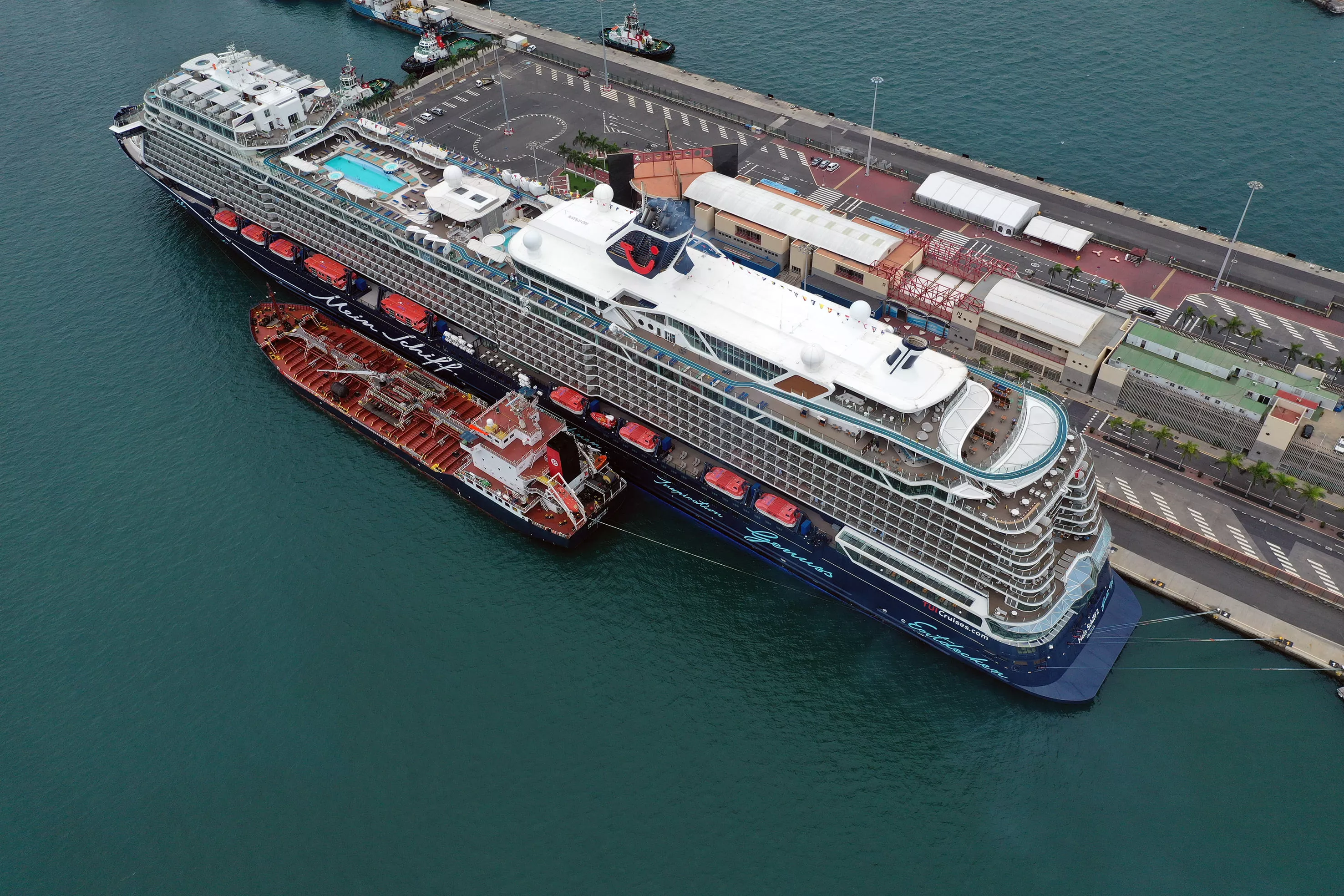 El Puerto de Las Palmas lidera el suministro de combustible con un crecimiento récord en 2024. / AH