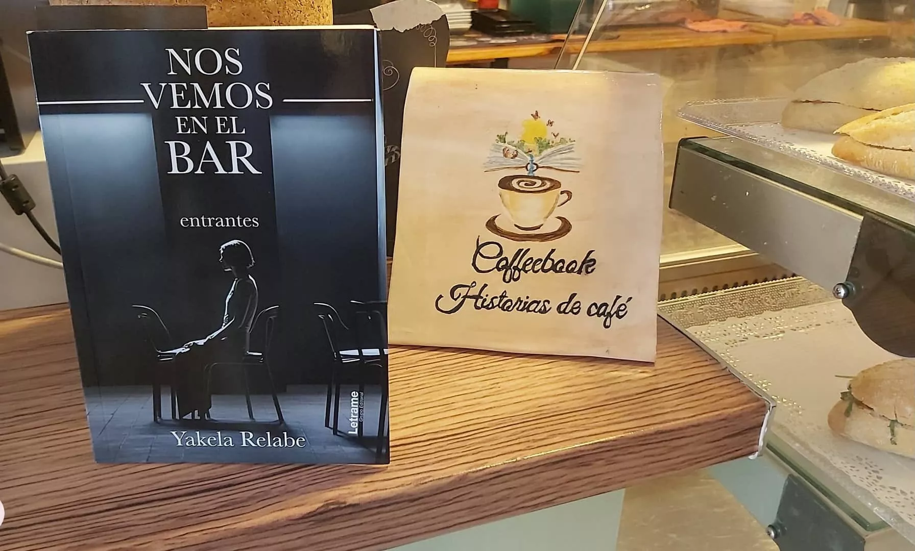 El libro Nos vemos en el bar en el Coffeebook, en Las Palmas de Gran Canaria. / CEDIDA