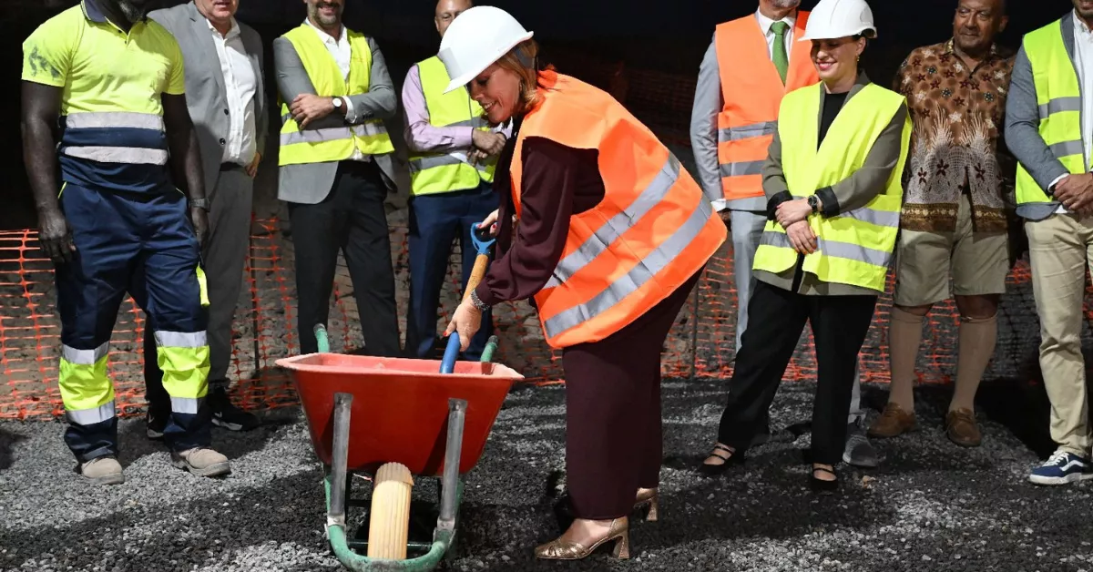 Astrid Pérez pone la primera piedra en Maneje / PARLAMENTO DE CANARIAS
