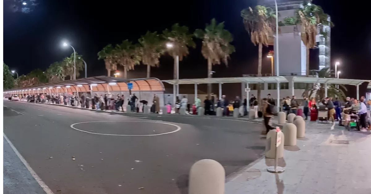 Imagen de las colas para coger un taxi en Tenerife Sur / ASHOTEL Imagen de las colas para coger un taxi en Tenerife Sur / ASHOTEL