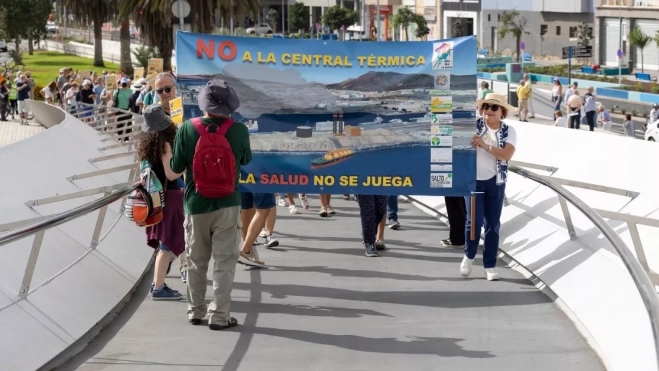 Cadena humana en Las Palmas / EFE - QUIQUE CURBELO Cadena humana en Las Palmas / EFE - QUIQUE CURBELO