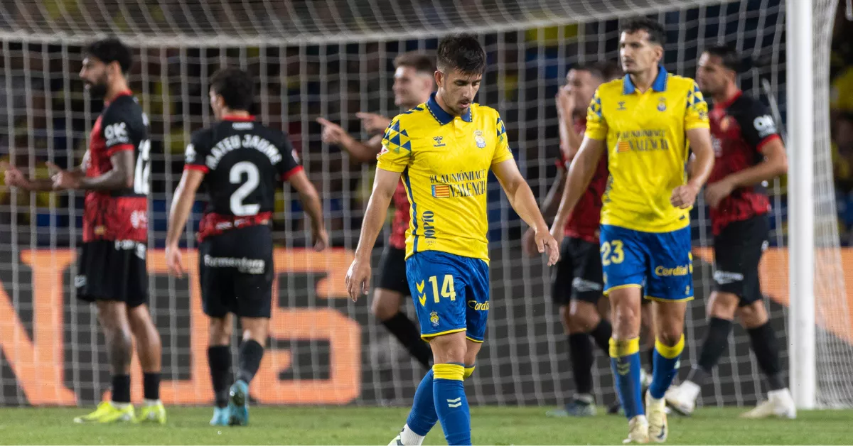 El centrocampista de la UD Las Palmas, Manuel Fuster, tras marcar el segundo gol el Mallorca / EFE - QUIQUE CURBELO