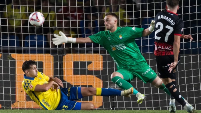 El centrocampista Robert Navarro, remata para marcar gol contra Las Palmas / EFE - QUIQUE CURBELO (1)