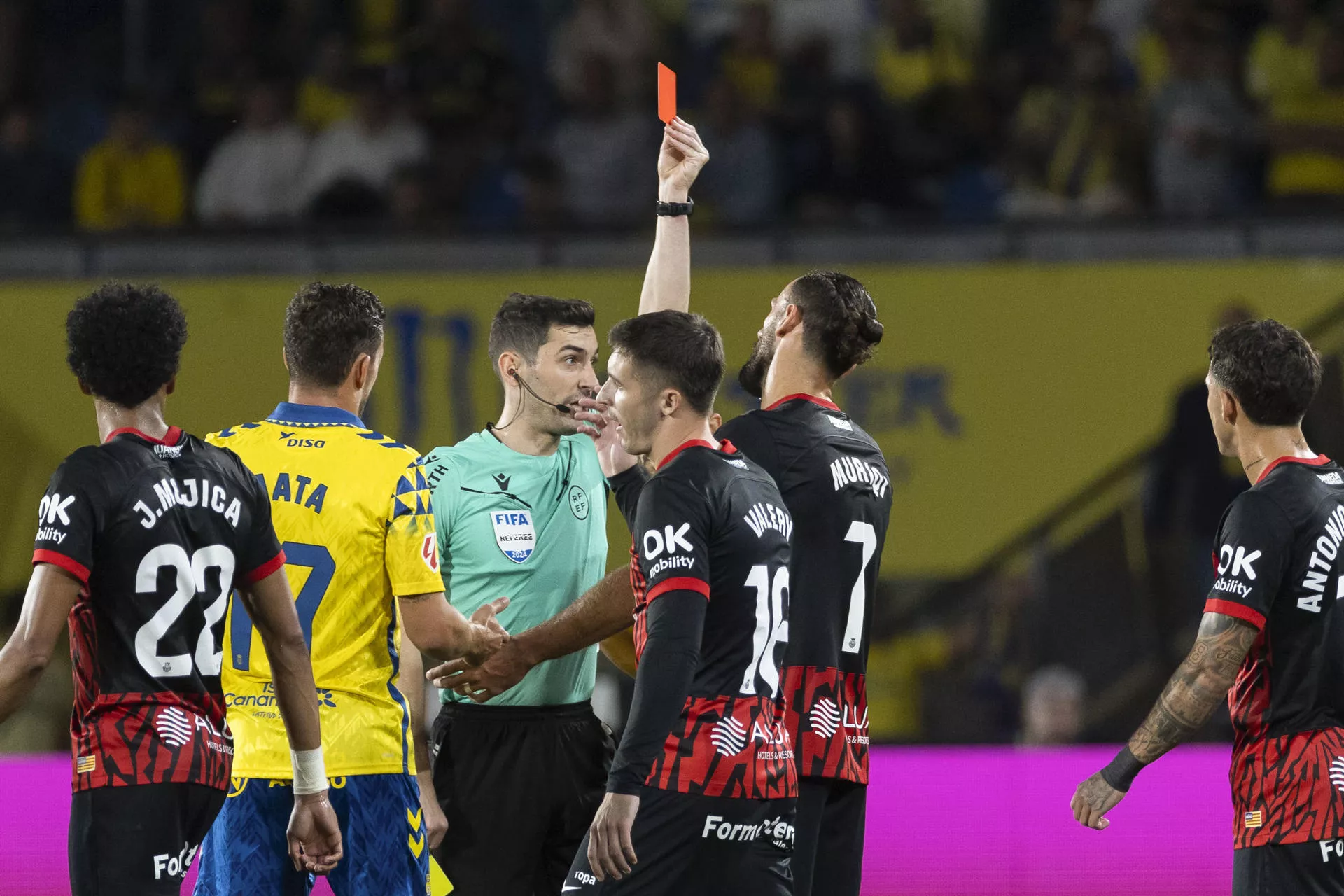 El fútbol como ficción delirante. En la imagen, Muñiz Ruiz, protagonista surrealista del desenlace del partido entre la UD Las Palmas y el RCD Mallorca, expulsa a Muriqi. / QUIQUE CURBELO-EFE