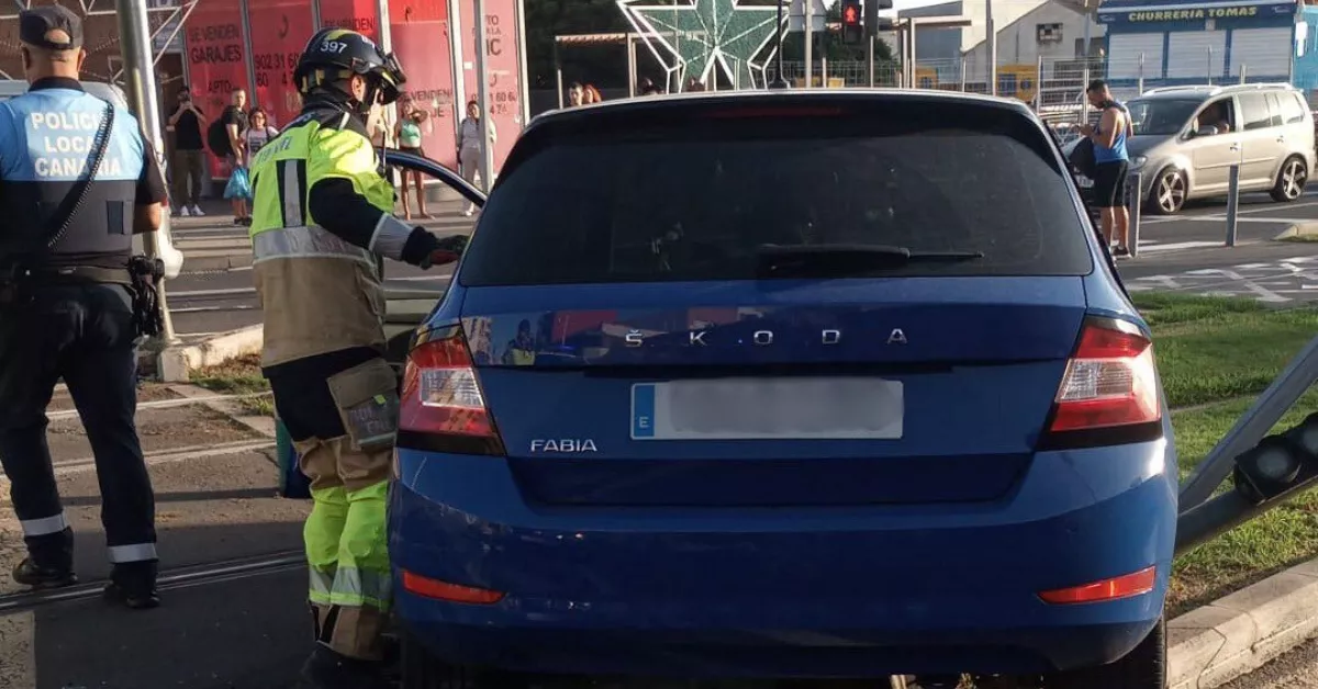 El coche que impactó contra el tranvía el pasado viernes en Taco. / BOMBEROS DE TENERIFE