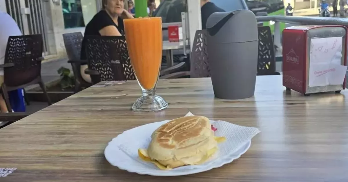 Recipiente a modo de basura en una mesa de una terraza en Santa Cruz de Tenerife./ CEDIDA
