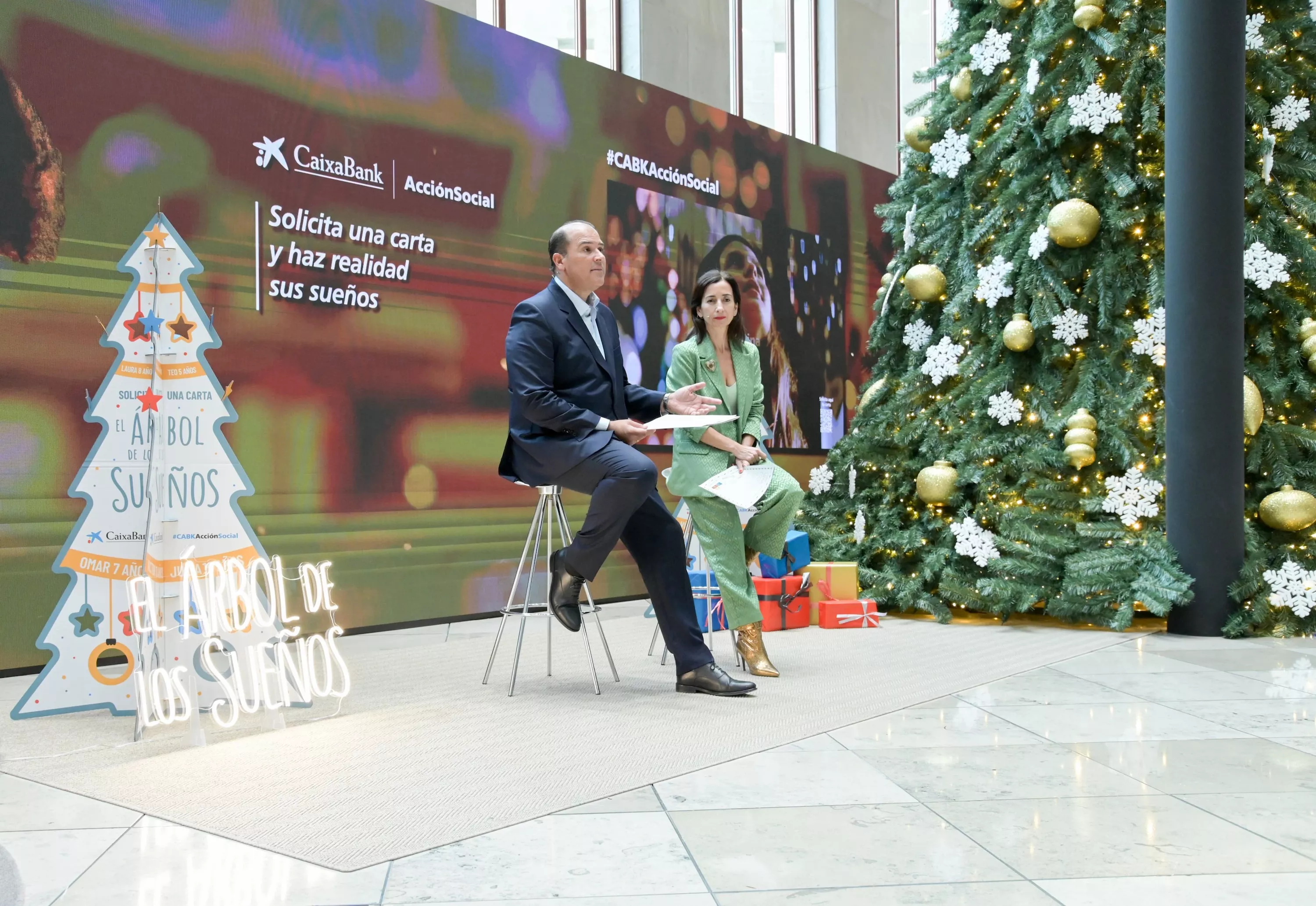 El director territorial de CaixaBank en Canarias, Manuel Afonso, y la responsable de Acción Social de la entidad, Olga del Pino, durante la presentación de esta nueva edición del ‘Árbol de los Sueños’. / ACFI PRESS