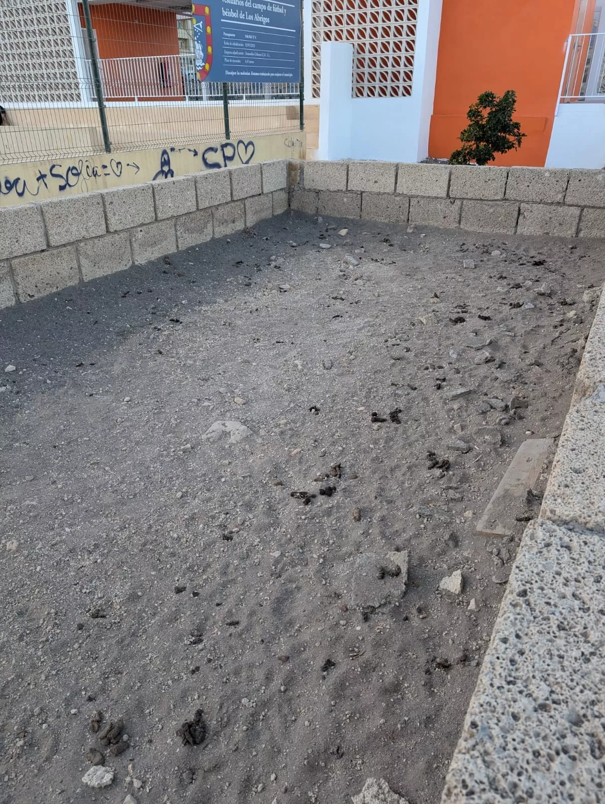 Cancha de bochas con restos de caca de perro / ASOCIACIÓN DE VECINOS LOS ABRIGOS