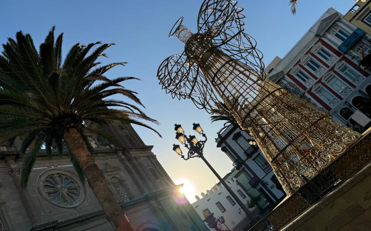 En la imagen, uno de los seis ángeles de 12 metros instalados en la Plaza Santa Ana. / AH