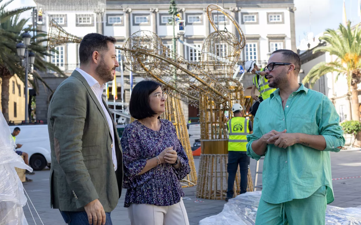 Josué Íñiguez, Carolina Darias y Josué Quevedo charlan en la Plaza Santa Ana. / QUIQUE CURBELO Josué Íñiguez, Carolina Darias y Josué Quevedo charlan en la Plaza Santa Ana. / QUIQUE CURBELO