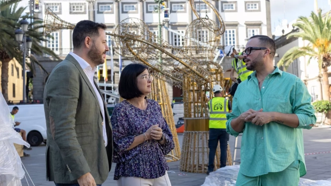 Josué Íñiguez, Carolina Darias y Josué Quevedo charlan en la Plaza Santa Ana. / QUIQUE CURBELO