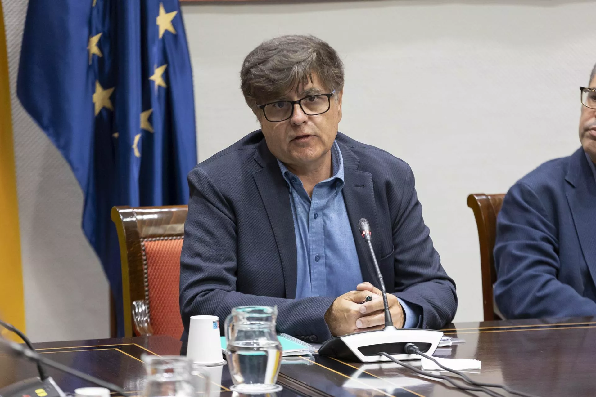 José Sánchez Román, exinterventor delegado del Servicio Canario de la Salud, apuntó en el Parlamento que "el contrato con RR7 debió cancelarse tras el primer incumplimiento". / MIGUEL BARRETO-EFE