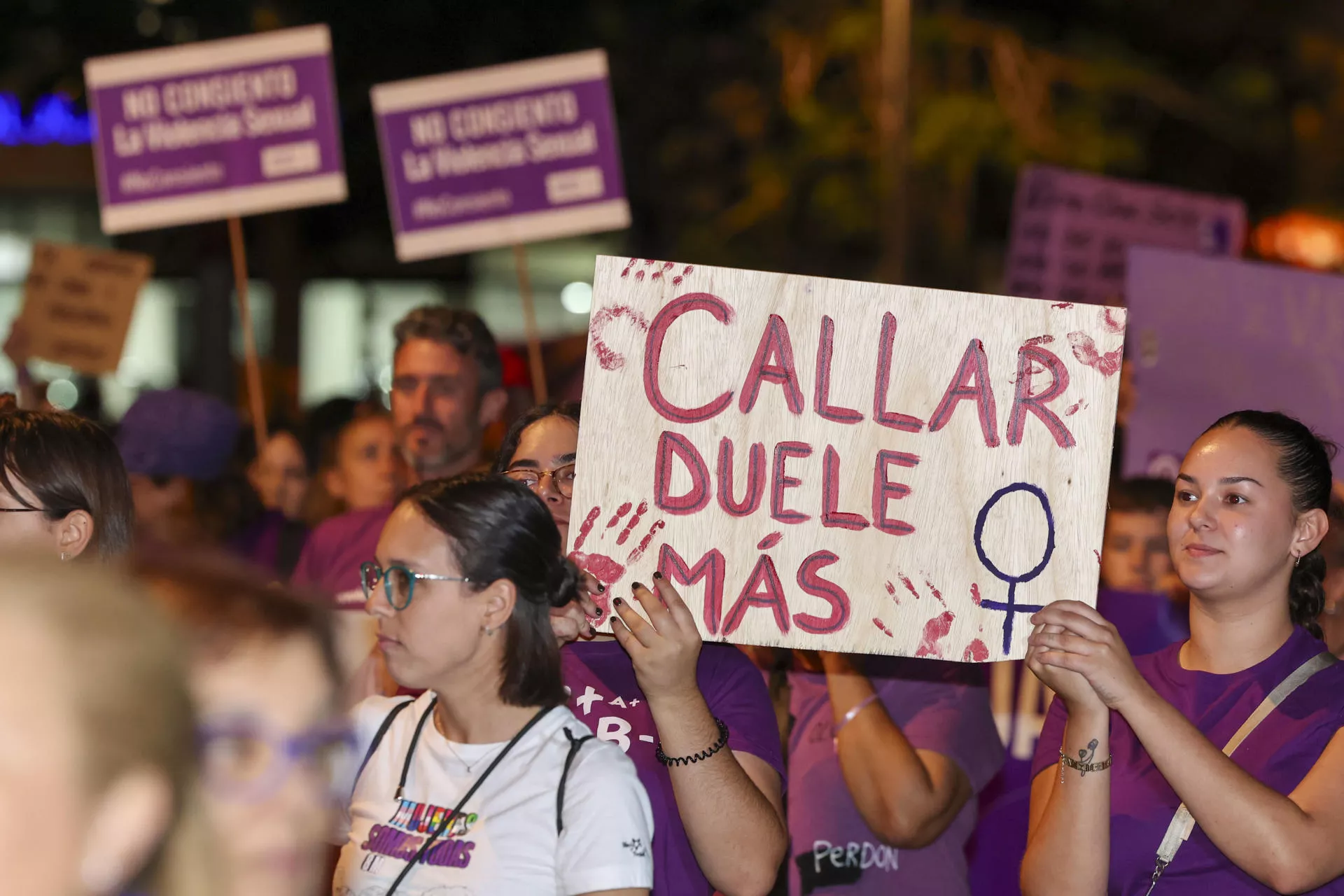 En la imagen, un grupo de manifestantes en la marcha por el 25N en Las Palmas de Gran Canaria del año pasado. / ELVIRA URQUIJO A.-EFE