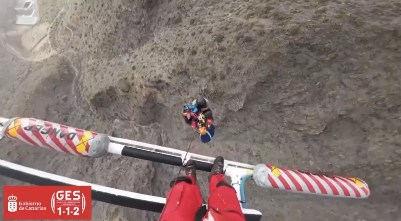 Momento en el que rescatan a un parapentista de 72 años tras accidente en la montaña de Taucho en Adeje