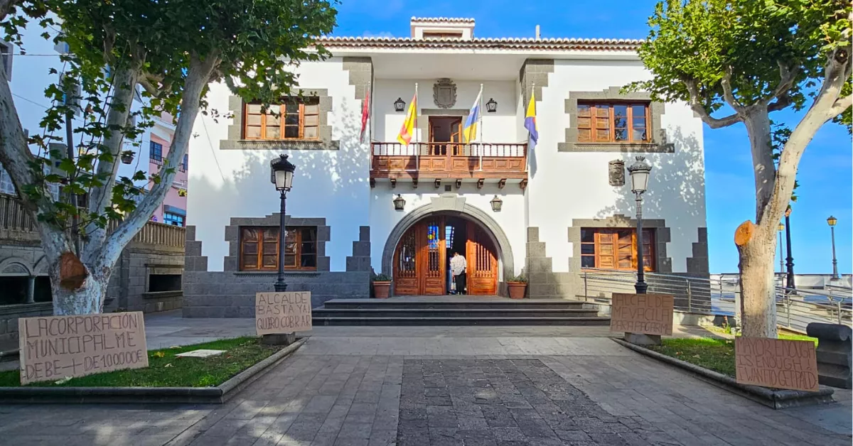 La entrada del Ayuntamiento de Firgas con los carteles de protesta de la empresa de fontanería a la que deben 108.000 euros / AH