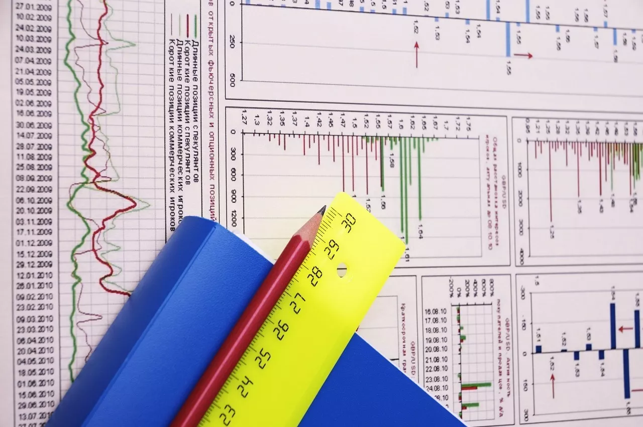 diagramas, lápiz y regla