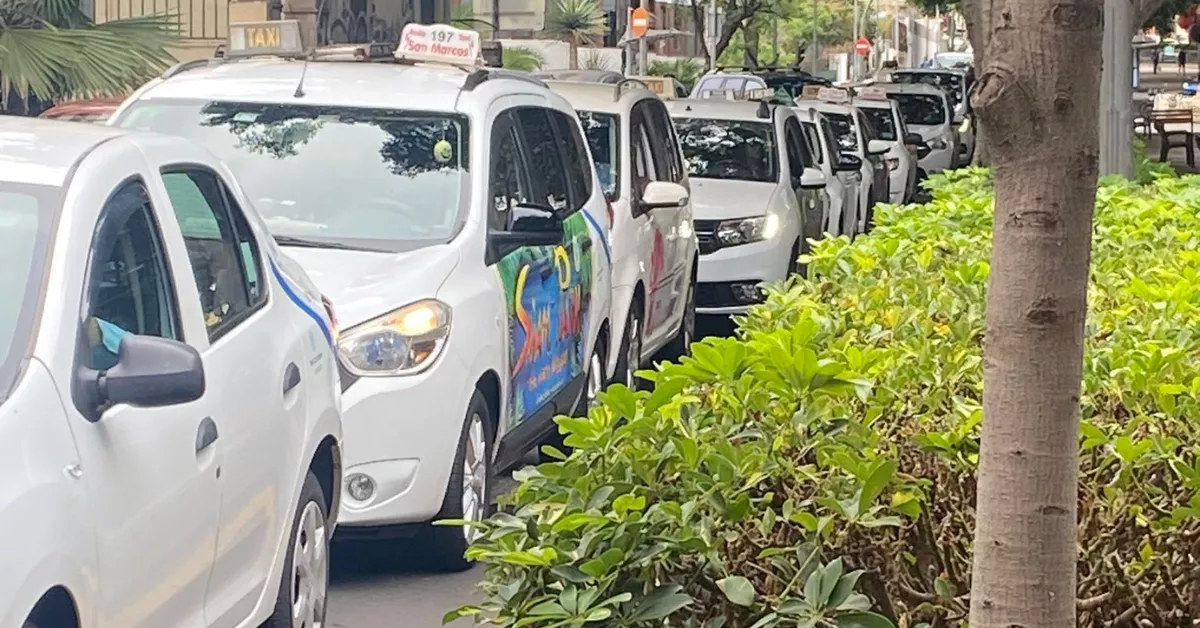 Movilización de los taxistas en Santa Cruz de Tenerife. / AH