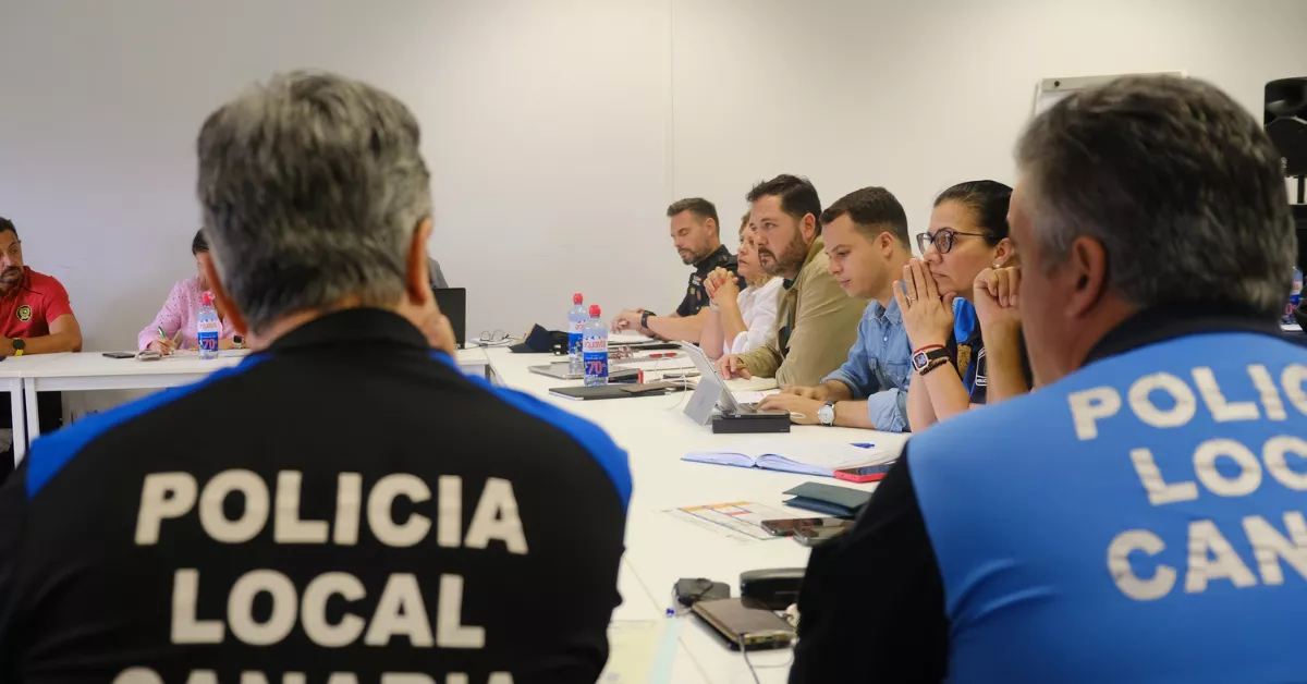 En la imagen, dos agentes de la Policía Local y al fondo, Josué Íñiguez, concejal de Seguridad. / AYUNTAMIENTO DE LAS PALMAS