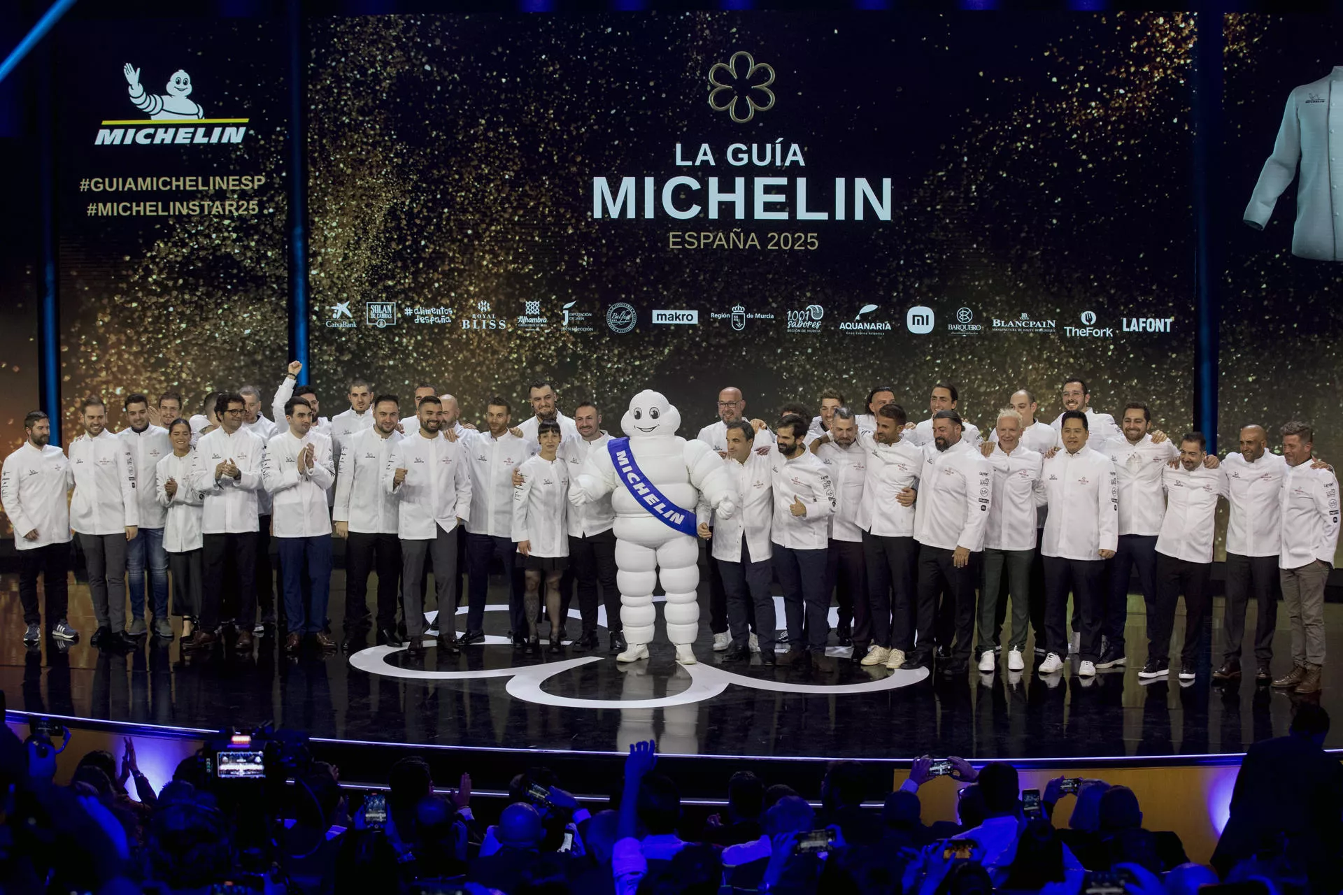 Canarias birlla en los premios Michelin. En la imagen, los chef con una estrella, entre los que figuran Safe Cruz, Borja Marrero, Rubén Vuesta, Jesús Camacho y Niki Pavanelli, posan para la foto de familia durante la Gala Estrellas Michelín 2025. / MARCIAL GUILLÉN