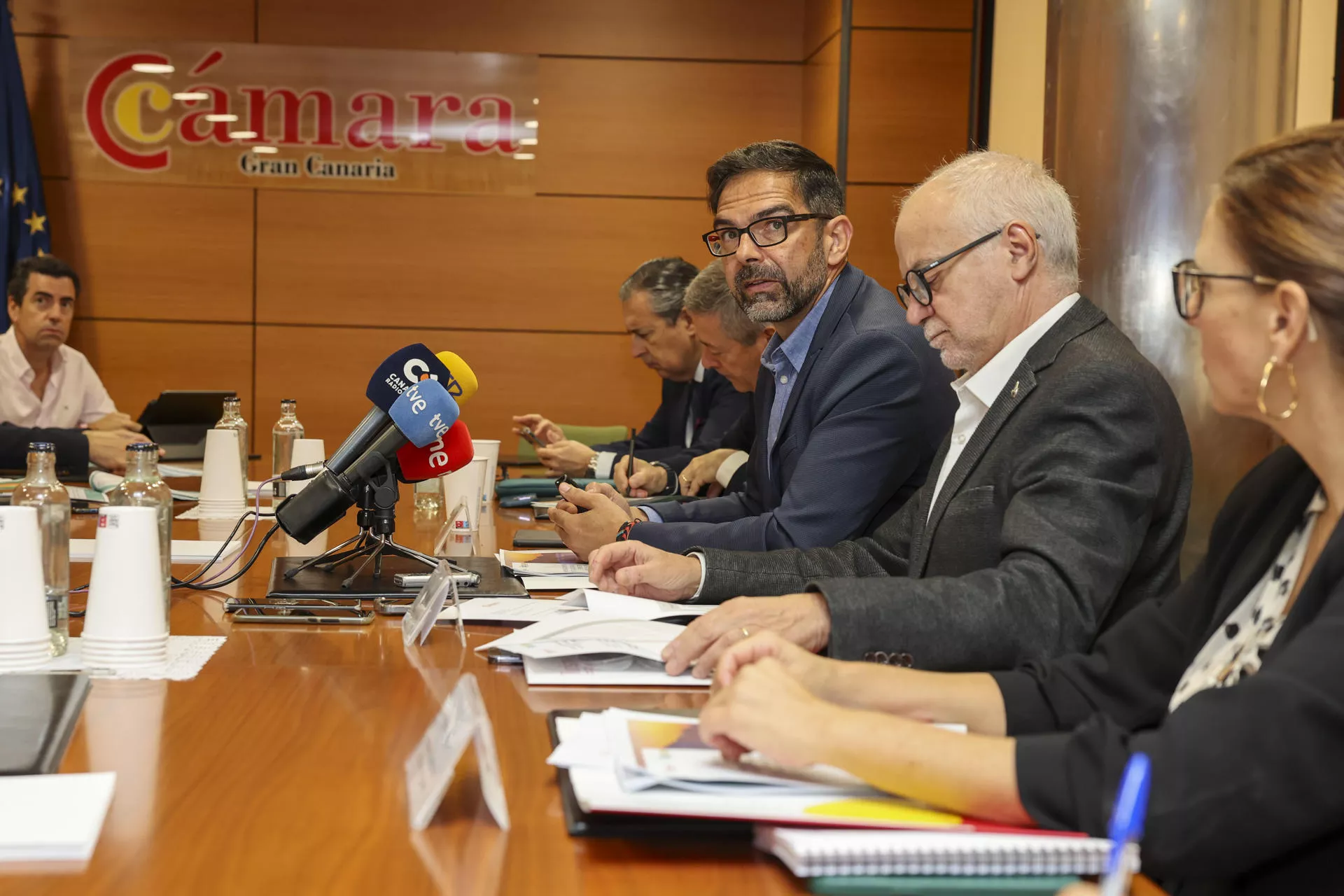Canarias bate récords turísticos: casi 18 millones de visitantes y 22.000 millones de euros de gasto. En la imagen, el presidente de Excelcan, Santiago de Armas (2d), y el director de Consultoría de Corporación 5, José Miguel González (3d). / ELVIRA URQUIJO A.-EFE