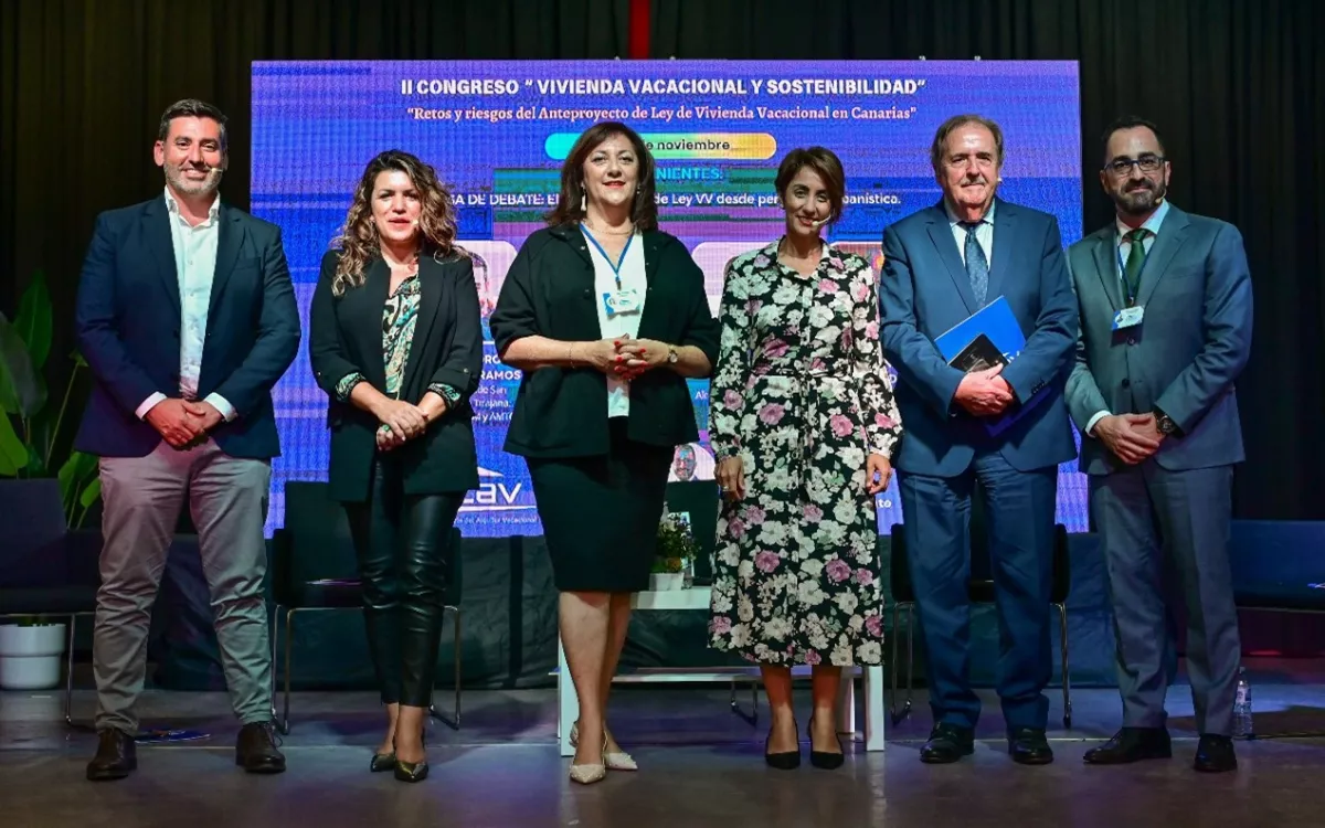 Onalia Bueno, segunda por la derecha, critica el anteproyecto de Vivienda Vacacional: "Han empezado la casa por el tejado"