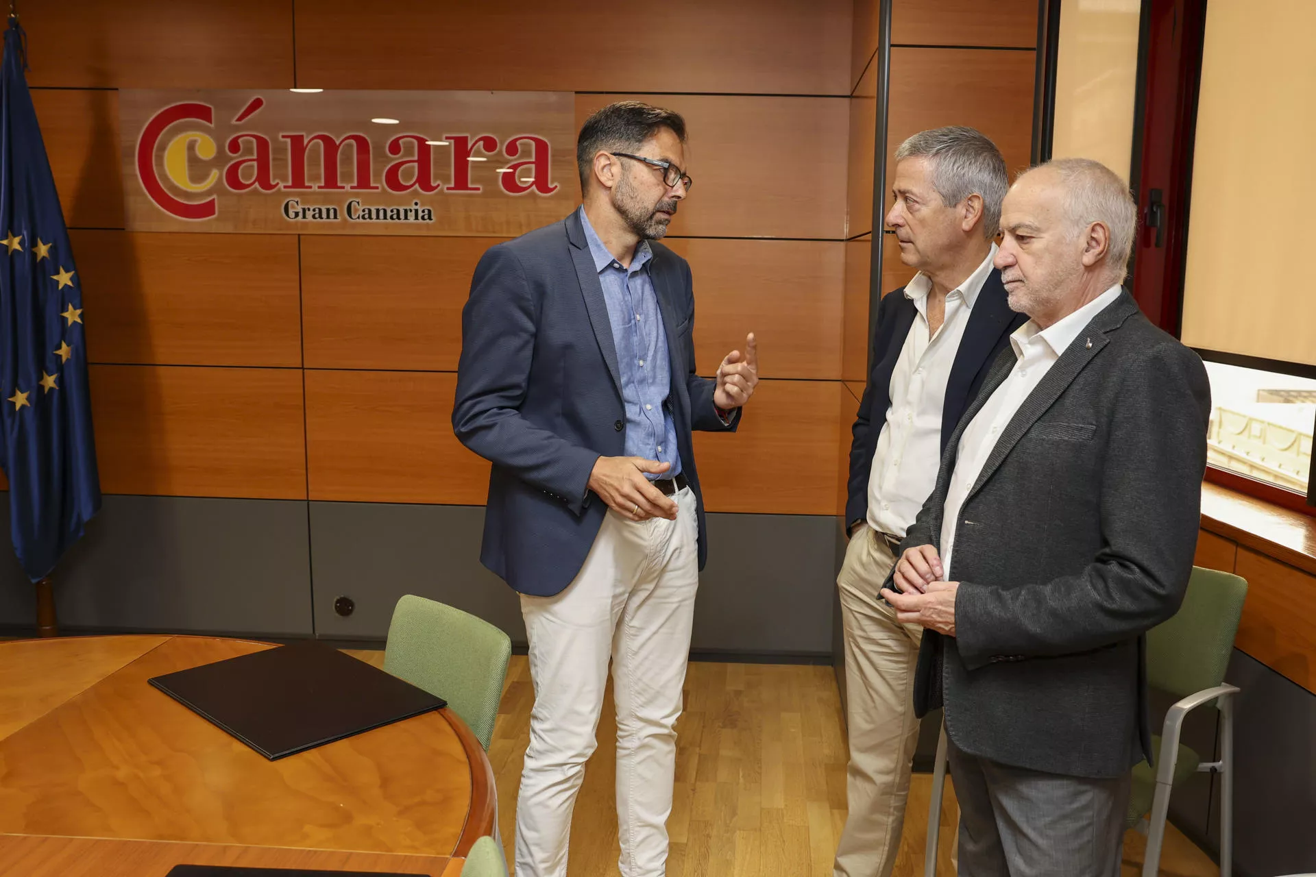 El presidente de Excelcan, Santiago de Armas (d); el empresario Agustín Manrique de Lara (c); y el director de Consultoría de Corporación 5, José Miguel González. / ELVIRA URQUIJO A.-EFE