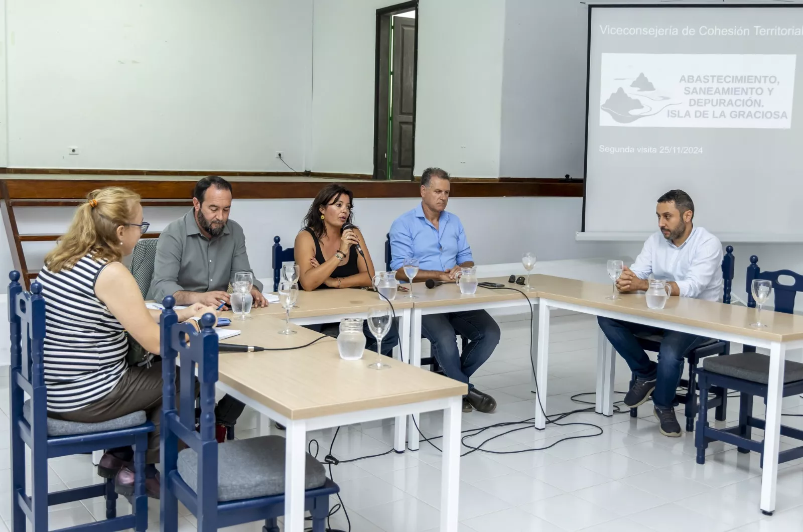 Reunión del proyecto de abastecimiento y saneamiento en La Graciosa entre Gobierno de Canarias, Cabildo de Lanzarote y Ayuntamiento de Teguise./ CEDIDA