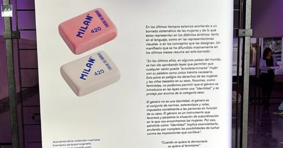 Panel que habla del borrado de mujeres por la autodeterminación de género y del que piden su retirada. / AULA CULTURAL Y DE DIVERSIDAD LGTBIQ+