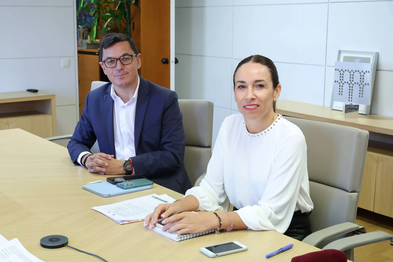 El consejero de Obras Públicas, Vivienda y Movilidad del Gobierno de Canarias, Pablo Rodríguez, y la directora general de Infraestructura Viaria, Rosana Melián./ CEDIDA