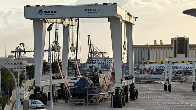 Una de las grúas de Rodritol con una embarcación en el taller de grandes yates del Puerto de Las Palmas. / AH