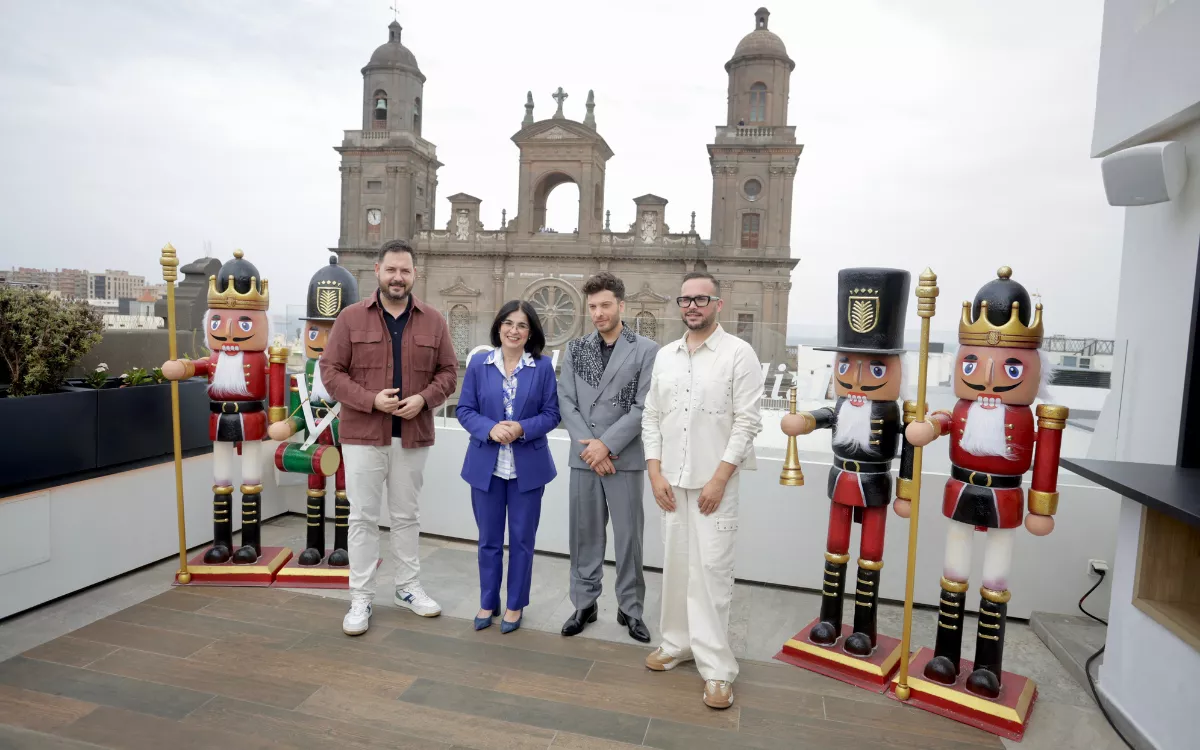 Blas Cantó protagoniza el encendido navideño en Santa Ana de Las Palmas de Gran Canaria. En la imagen, el cantante rodeado por Josué Íñiguez, Carolina Darias y Josué Quevedo. / AH