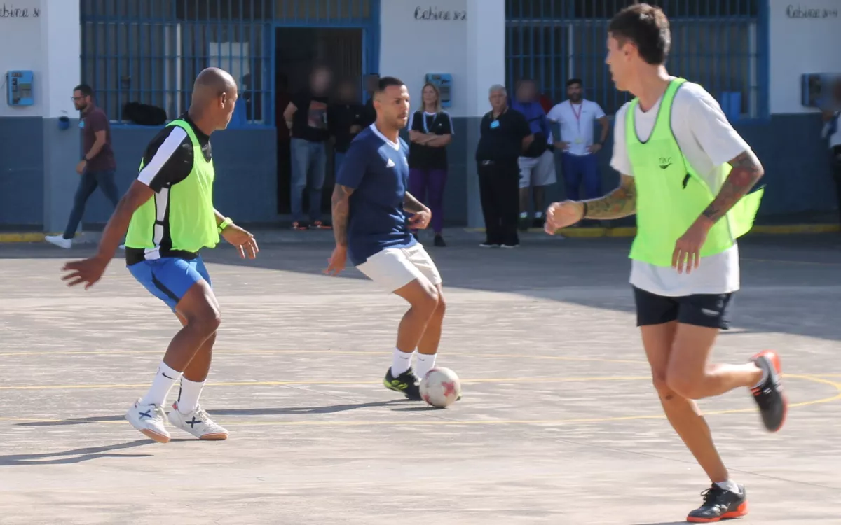 Jonathan Viera juega una pachanga con los reclusos de Salto del Negro. / FIFLP