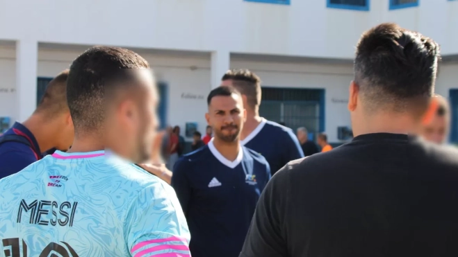 Jonathan Viera, en la charla previa, con internos del centro penitenciario Las Palmas I. / FIFLP Jonathan Viera, en la charla previa, con internos del centro penitenciario Las Palmas I. / FIFLP