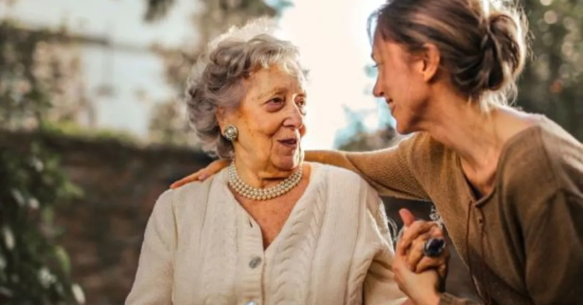 Imagen de una abuela pronunciando un sabio refrán / PEXELS