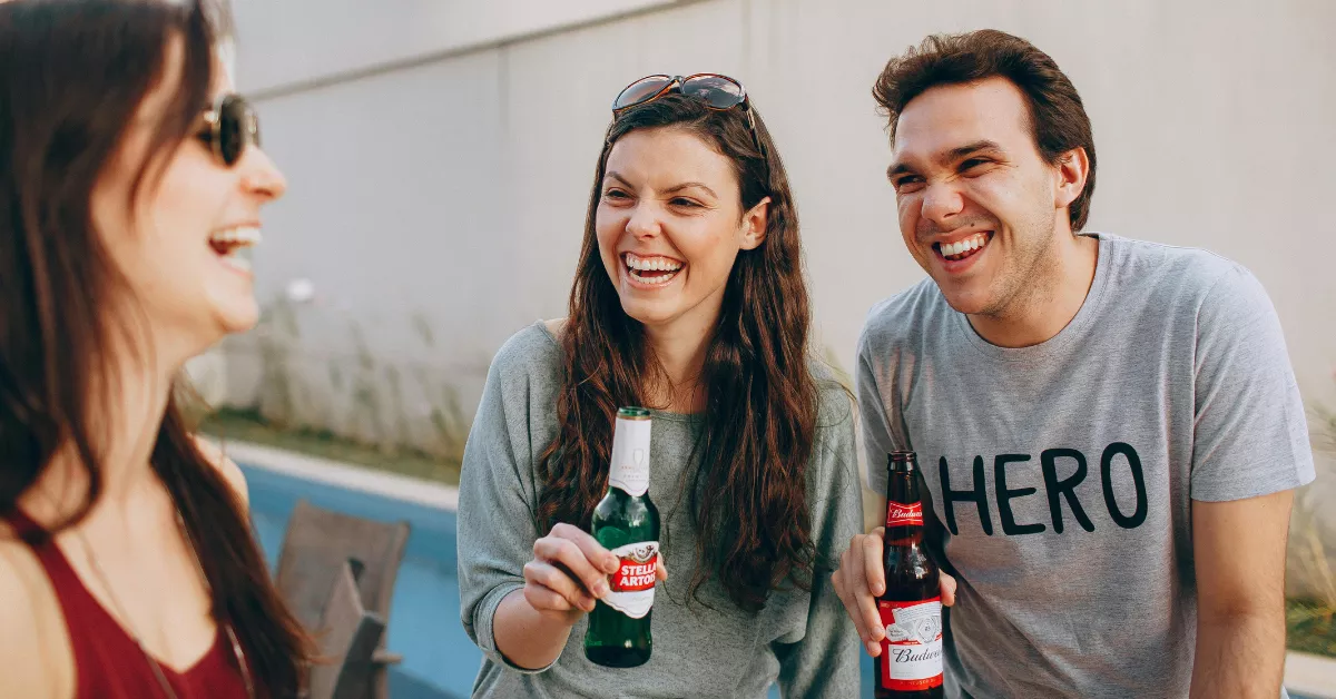 Imagen de amigos hablando / PEXELS