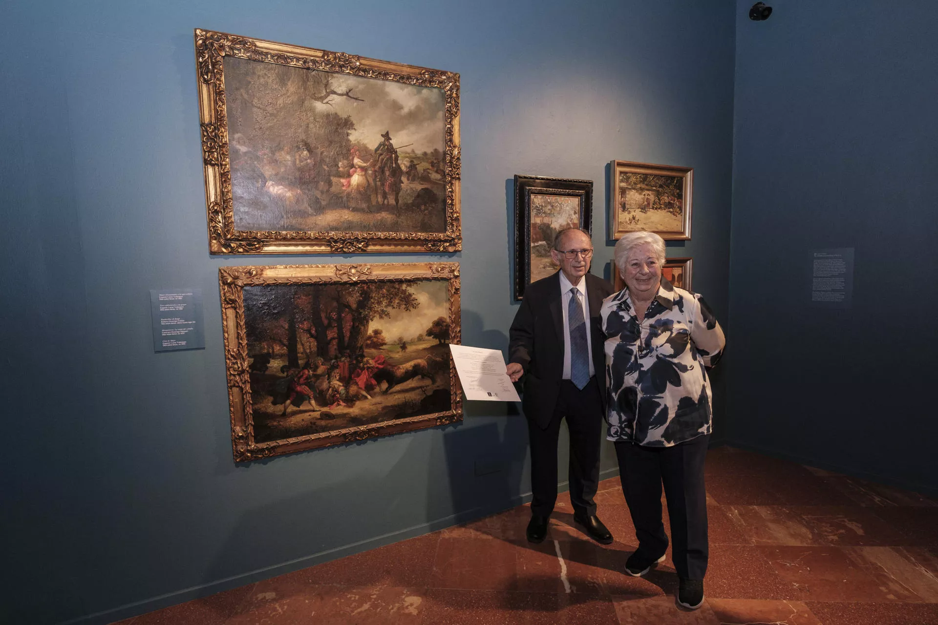  Francisca y Pedro Rico Gómez, nietos del último alcalde republicano de Madrid, Pedro Rico, con los cuadros que el franquismo le usurpó./ EFE