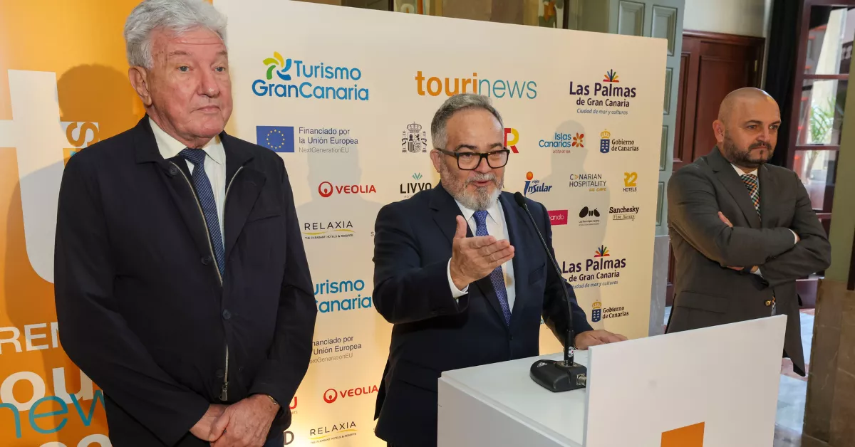 El directivo y fundador de 'Tourinews', Ignacio Moll, acompañado por el consejero de Turismo del Cabildo de Gran Canaria, Carlos Álamo, y el concejal de este área en Las Palmas de Gran Canaria, Pedro Quevedo / EFE El directivo y fundador de 'Tourinews', Ignacio Moll, acompañado por el consejero de Turismo del Cabildo de Gran Canaria, Carlos Álamo, y el concejal de este área en Las Palmas de Gran Canaria, Pedro Quevedo / EFE