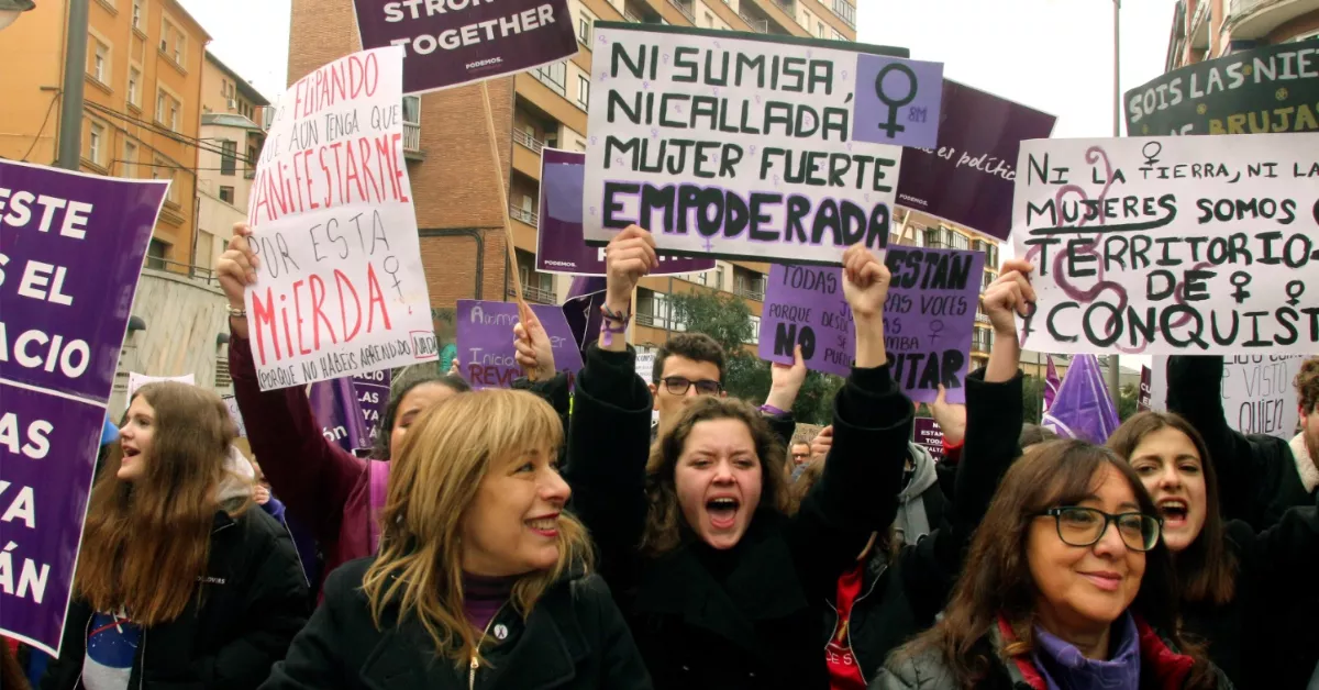 Más de 100 menores viven con protección policial en Canarias por ser víctimas de violencia de género. En la imagen, una manifestación del 8M / EFE