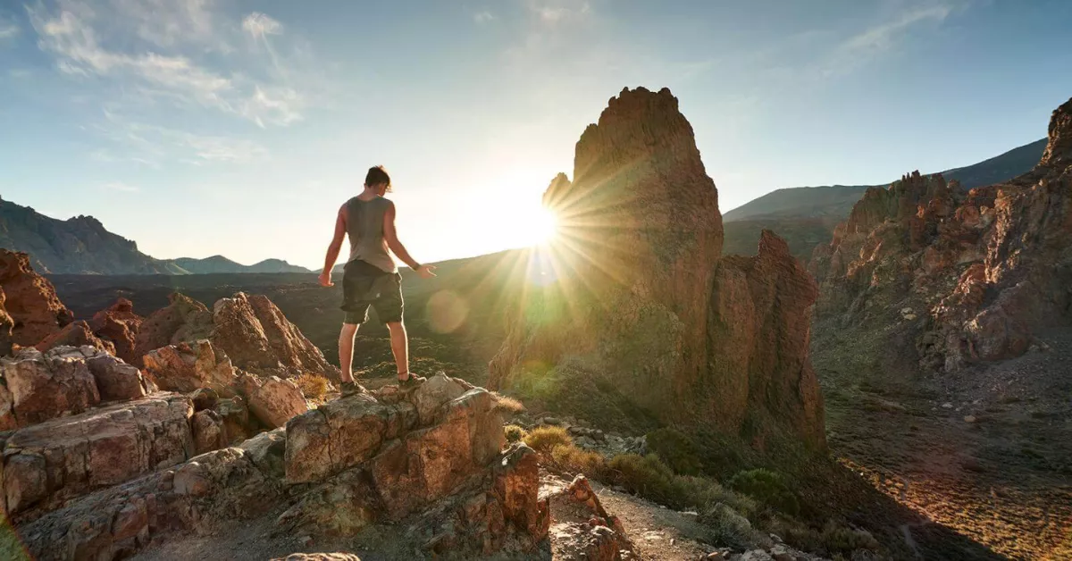 Un joven hace senderismo en el Roque Nublo / HOLA ISLAS CANARIAS